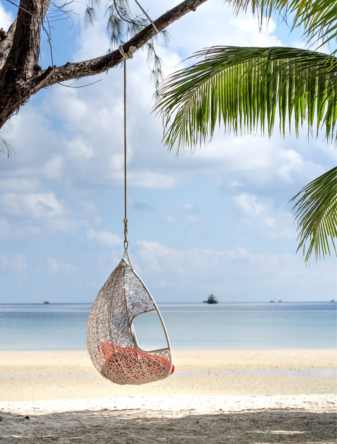 white-hanging-chair-3355788 RAZÕES CIENTÍFICAS PELAS QUAIS VOCÊ DEVERIA LARGAR TUDO E IR MORAR NA PRAIA.