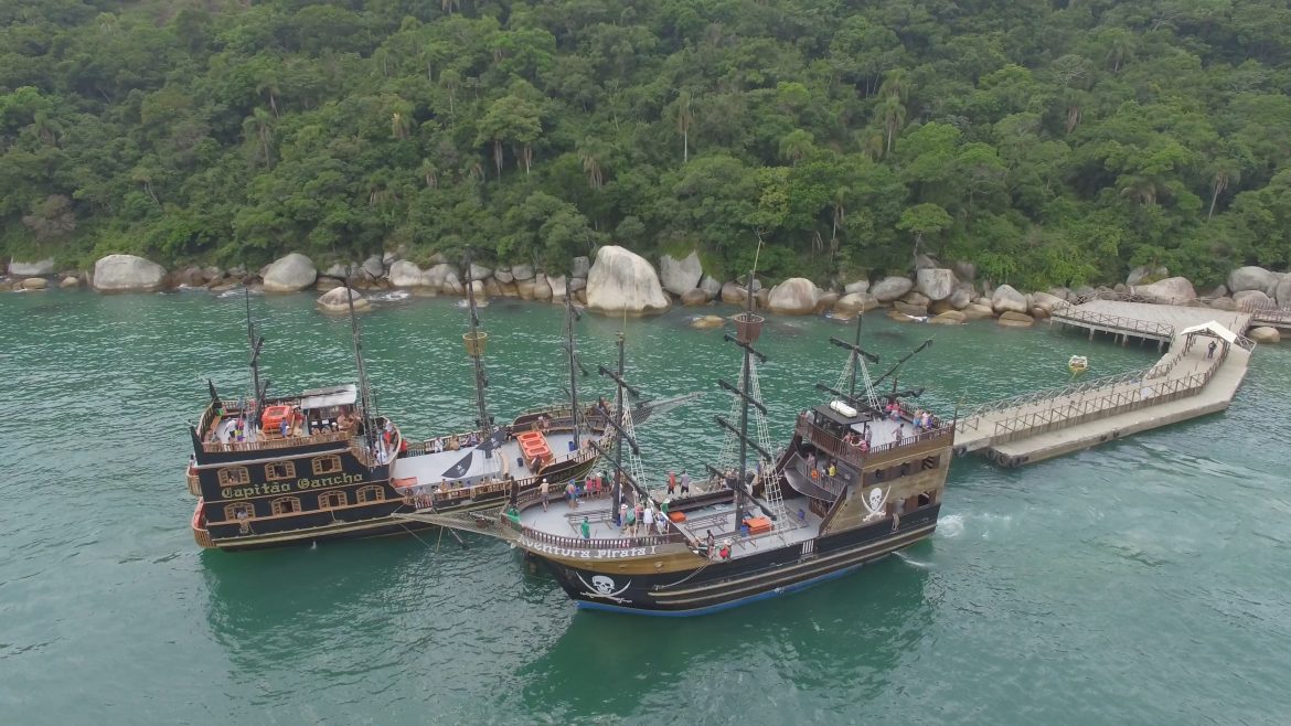 Os Melhores Passeios de Escuna de Santa Catarina para curtir o Verão